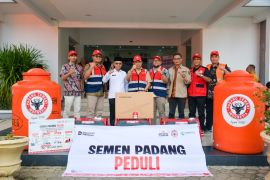 Komisaris Utama PT Semen Padang serahkan bantuan banjir bandang Palembayan di Posko Utama Agam