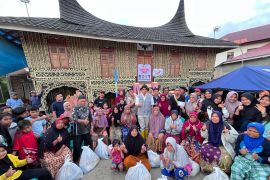 Legislator RI Ade Rezki salurkan bantuan bencana ke pelosok dengan sepeda motor