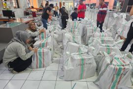 Sulsel kirim sembako dan perlengkapan bayi ke Sumatera