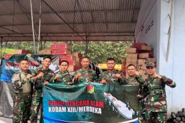 Kodam XIII/Merdeka bantu ikan kaleng dan biskuit korban bencana di Sumatera