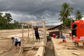 Brimob Sumut bangun MCK di Bantang Toru jaga kesehatan pasca-bencana