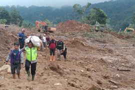 Polres Pasaman Barat turunkan puluhan personel bantu cari korban longsor di Tinggam Talamau