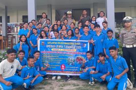 Polisi mengedukasi pelajar di Labuan Bajo tertib berlalu lintas