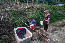 Sepekan pascabanjir bandang warga Rantau gunakan air parit untuk MCK