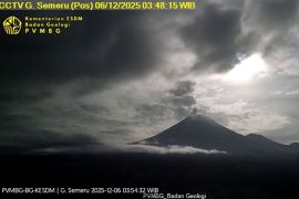 Guguran lava Gunung Semeru meluncur hingga 1 km