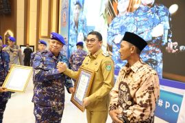 Bupati Tanah Bumbu terima penghargaan dari Polda Kalsel