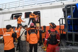 Kapal bantuan tiba di Sibolga setelah berlayar lima hari