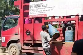 Pertamina Patra Niaga distribusikan LPG manual, lintasi jembatan putus