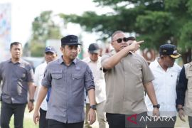 Wali Kota Solok Terima Bantuan dari Anggota DPR RI Andre Rosiade untuk Warga Terdampak Banjir