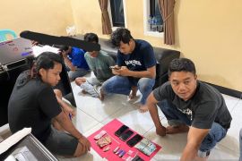 Polisi ciduk tiga pria di Dompu saat pesta sabu