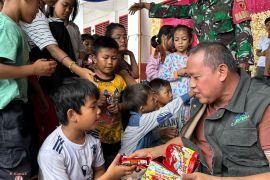 Wali Kota Bekasi serahkan langsung bantuan logistik ke Sumbar