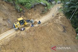 Alat berat bersihkan material longsor di Silungkang, akses Agam&ndash;Pasaman Barat mulai pulih