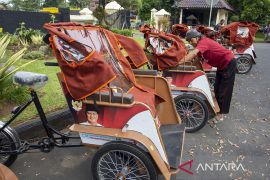 Bantuan becak listrik dari Presiden di Cirebon