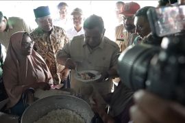 Momen Presiden Prabowo cicipi sepiring masakan pengungsi saat cek dapur di Aceh