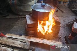 Warga Aceh Tengah memasak pakai kayu bakar karena keterbatasan elpiji