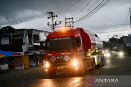 Tembus akses terputus, Pertamina berhasil menyalurkan BBM ke wilayah Bireuen