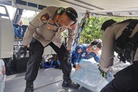 Polda Sumut gunakan heli kirim makanan ke desa terisolasi di Tapteng