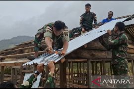 Prajurit Satgas Yonif 511/DY bangun rumah layak huni bagi tokoh agama