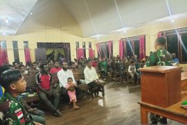 Prajurit Satgas Yonif 511 dan pemuda gereja sinergi rayakan Natal