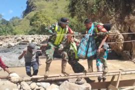 Perjuangan prajurit TNI evakuasi lansia korban banjir kondisi kritis