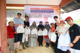 Hj Harneli Mahyeldi alihkan konsumsi pesta pernikahan anak untuk korban banjir Padang