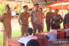 94 siswa SD di Padang Pariaman ikuti ujian semester di tenda darurat BNPB