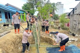 Brimob perbaiki tanggul rusak di Tanjung Pura Langkat