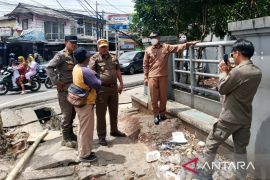 Satpol PP Bogor turunkan puluhan reklame ilegal di jalur Puncak