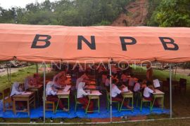 Sekolah darurat di Padang Pariaman