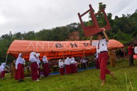 Sekolah darurat di Padang Pariaman Page 3 Small