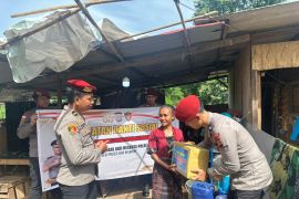 Ditreskrimsus Polda Kepri bagikan paket sembako ke masyarakat duafa