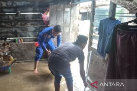 Polisi Bangka Barat bantu membersihkan rumah korban banjir air pasang