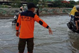 Petugas tangani banjir rob yang rendam Jalan RE Martadinata
