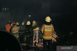 12 mobil pemadam diterjunkan atasi kebakaran gudang besi tua di Bandung Kulon