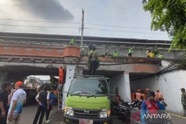Pemkot gencarkan aksi bersih-bersih jembatan cagar budaya di Matraman