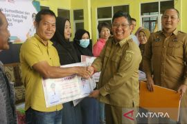 Bangka Tengah salurkan bantuan peralatan industri produk UMKM