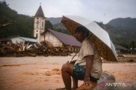 Menjahit luka Sumatera yang menganga
