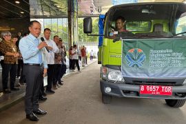 KLH kirim bantuan truk untuk penanganan pascabencana banjir Sumatera