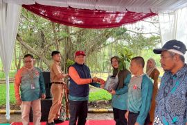 Pemkab Lampung Barat tanam pohon di kawasan bendungan PLTA Way Besai