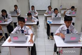 DPR ingatkan dinas pendidikan pastikan kesiapan sarana dalam PJJ