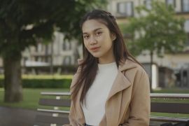 Viral! Zize hadir di pemakaman ayah Arhan tanpa hijab, ini klarifikasi lengkapnya