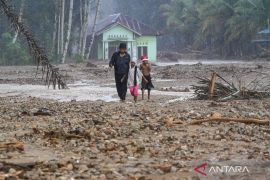 Prabowo warns officials against exploiting Sumatra disaster