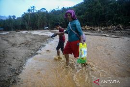 Warga tiga desa di perbukitan Tapanuli Tengah masih terisolir, sulit akses bantuan