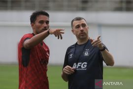 Ini target pelatih Marcos Reina bersama Persik Kediri