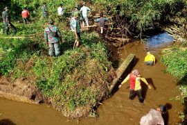 Kodim 0318/Natuna dan ratusan warga bersihkan aliran sungai