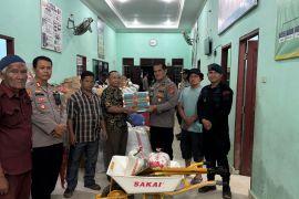 Polres Langkat kirim sembako dan air bersih warga terdampak banjir di Desa Bukit Mas Besitang