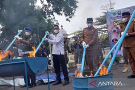 Pemkab Majalengka dan Bea Cukai menyita sebanyak 2,6 juta batang rokok ilegal