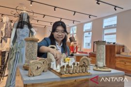 Mahasiswa Ubaya buat dekorasi rumah berbahan kantong teh