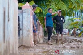 Wako Tinjau dan Ikut Pembersihan Pasca Banjir