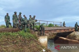 TNI AD bangun jembatan darurat di lokasi bencana banjir Sumbar